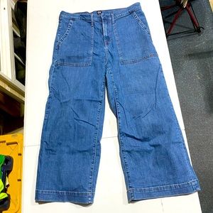 GAP Denim size 32 wide Leg crop pants